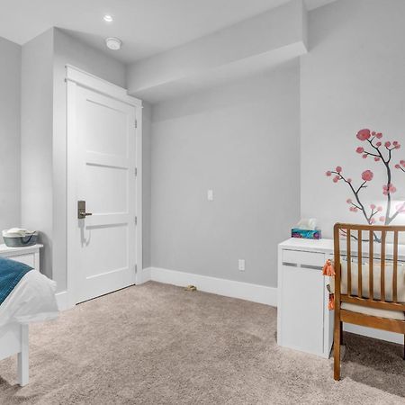 Vancouver West Cozy Retreat By Host Launch Екстер'єр фото